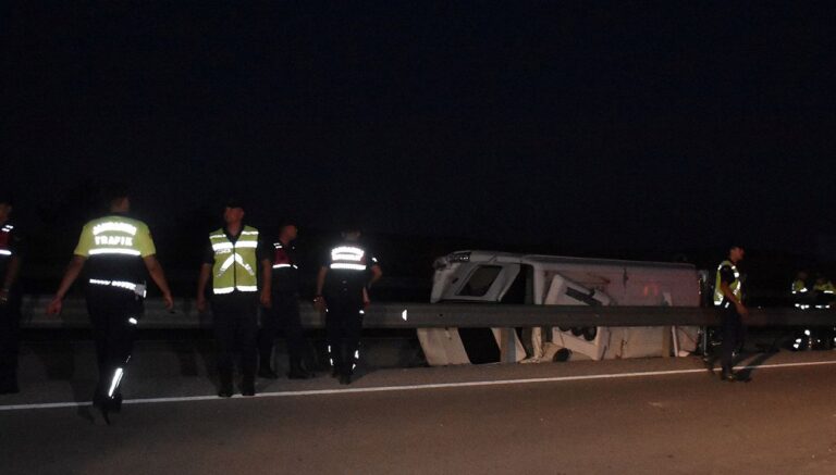 afyonkarahisarda feci kaza 3u agir 10 yarali IrDbzznM