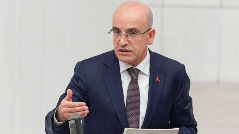 bakan simsek calisanlarimizin ile emeklilerimizin aylik ve ucretlerinde enflasyonun uzerinde artislar yapildi 6trL39WC