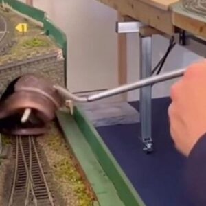 oyuncak trenden zehirli yilan cikti Mw6mx2BC