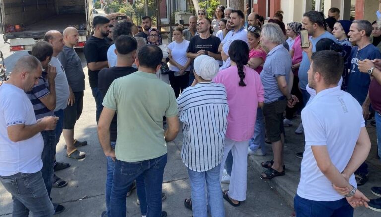 patron makineleri alip kacti fabrika kapandi 120 isci kapida kaldi 2JxfG8SB