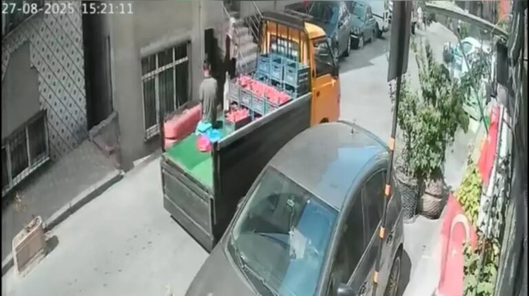 seyyar satici kadina kamyonetle carpti r1WqW7yH