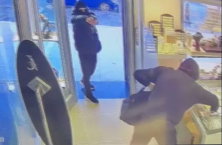 umraniyede soygun girisimi 5 maskeli ellerinde silahla geldiler GkUkVH7Q