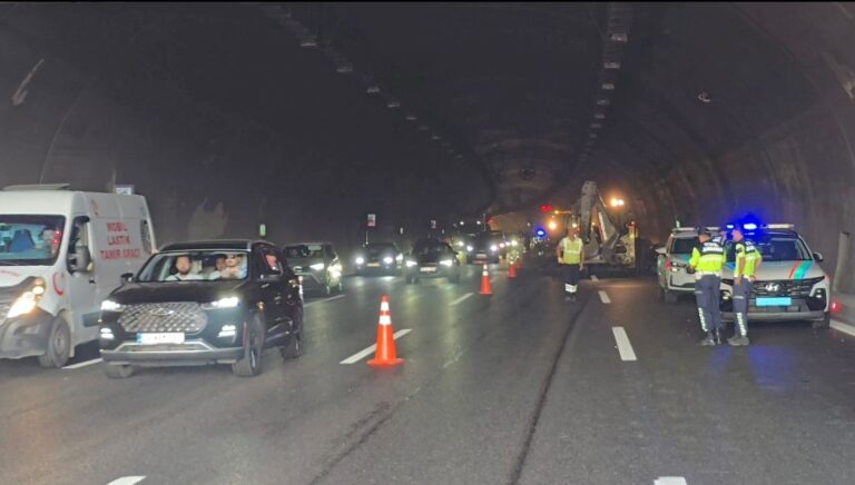 kuzey marmara otoyolunda tir devrildi kilometrelerce arac kuyrugu olustu beL6nmIZ