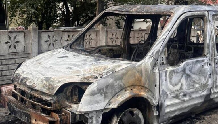 sehit babasina ait arac kundaklandi CwqwCGVh