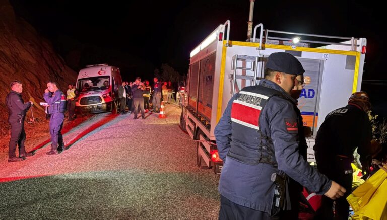 sivastafeci kaza aractaki 4kisi oldu iD3sdRZ2