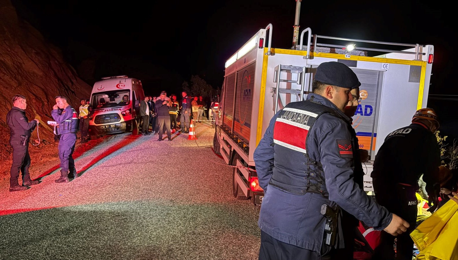 sivastafeci kaza aractaki 4kisi oldu iD3sdRZ2