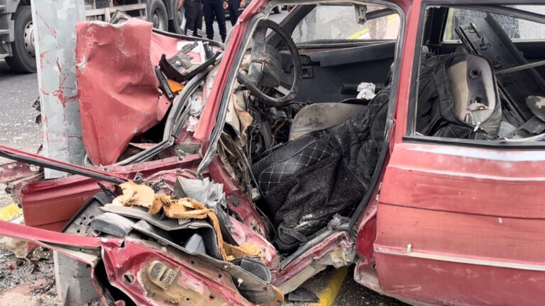 aksarayda otomobil aydinlatma diregine carpti 1 kisi hayatini kaybetti 6Q67rvqF.jpg