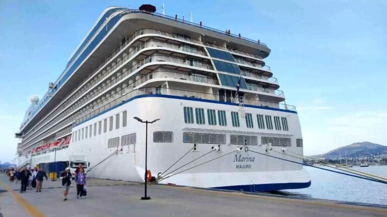 bodruma marina gemisi ile 1194 yolcu geldi 8PvvlaZD.jpg