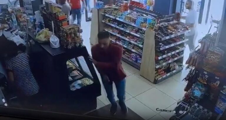 eski esinin yaninda gordu akaryakit istasyonunda dehset sacti o anlar kamerada 5TKqmz43