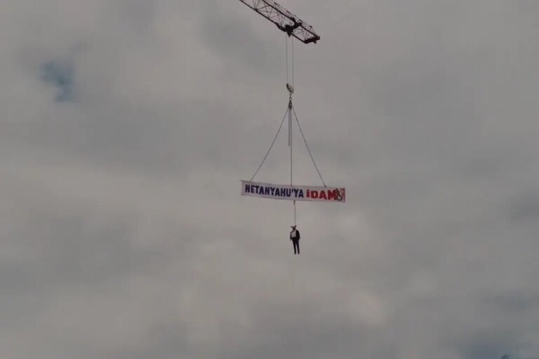 trabzonda vatandaslar netenyahunun maketini vince asip idam etti jDvkWUNw.jpg