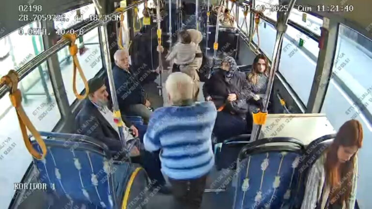 istanbulda 1 kisinin oldugu iett otobusundeki kavganin goruntuleri ortaya cikti j6lkPFrm.jpg