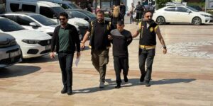 polisi-karsisinda-goren-firari-ayakkabisiz-kacmaya-calisti-Q1E5iD18