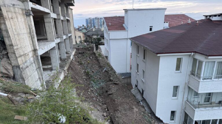 nevsehirde-istinat-duvari-coktu-3-katli-apartman-ile-anaokulu-tahliye-edildi-Xack3DQN