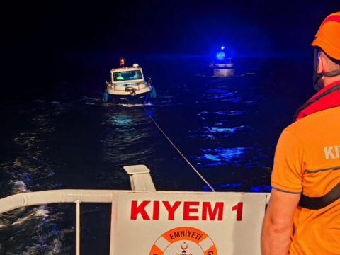 Kilitbahir aciklarinda suruklenen tekne kurtarildi PhDbLgZk