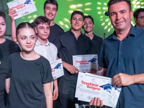 Manisa buyuksehir konservatuvarindan sanat dolu yil sonu gecesi sZTyD77Z